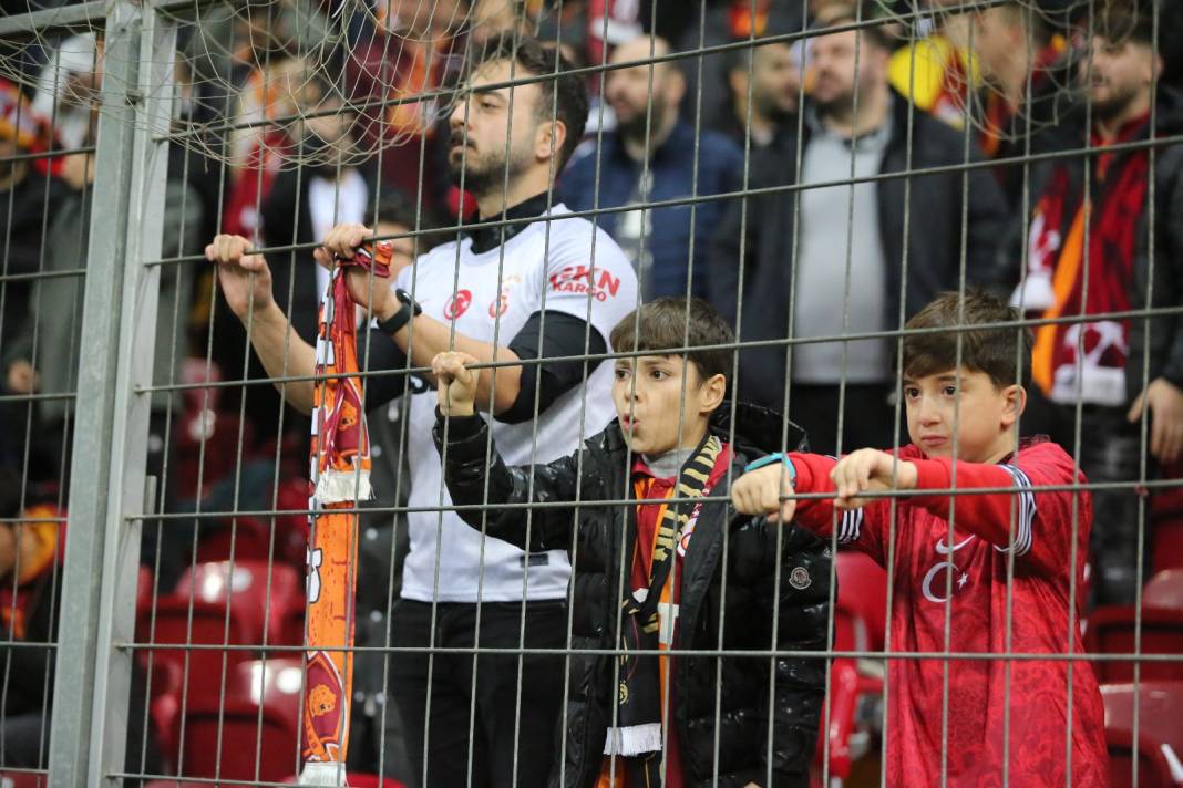 Galatasaray'ın muhteşem geri dönüşünden çok özel resimler: Tribünler şov yaptı 35